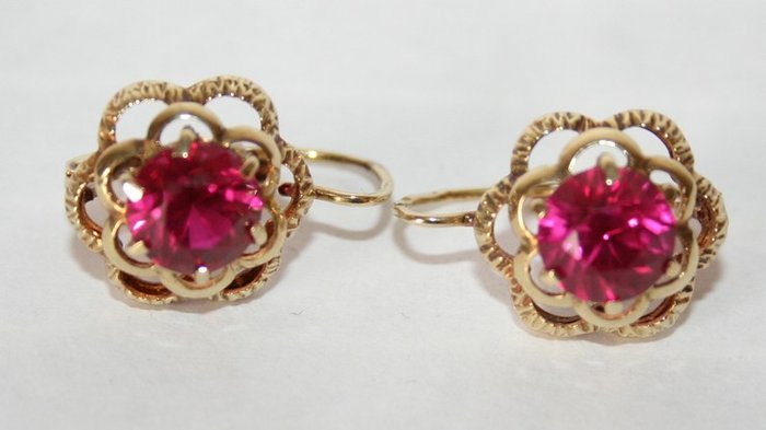 Genuine ruby earrings in 14 kt yellow gold