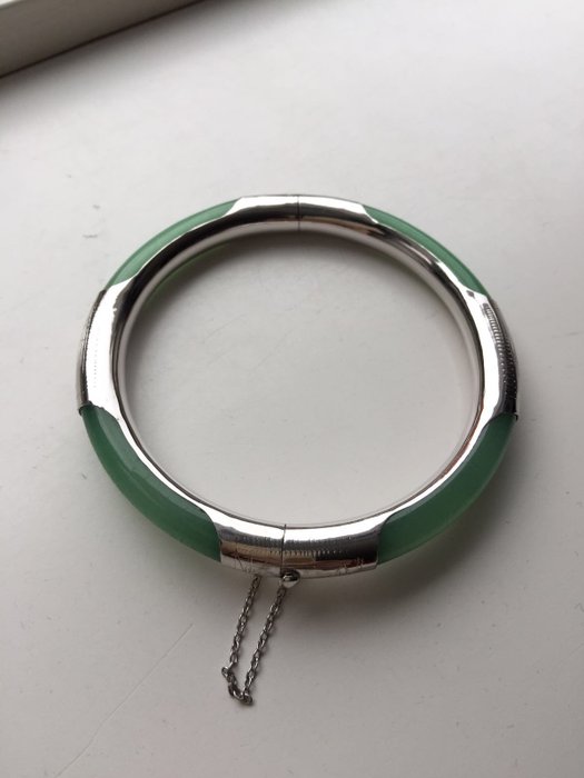 Jade bracelet with silver clasp