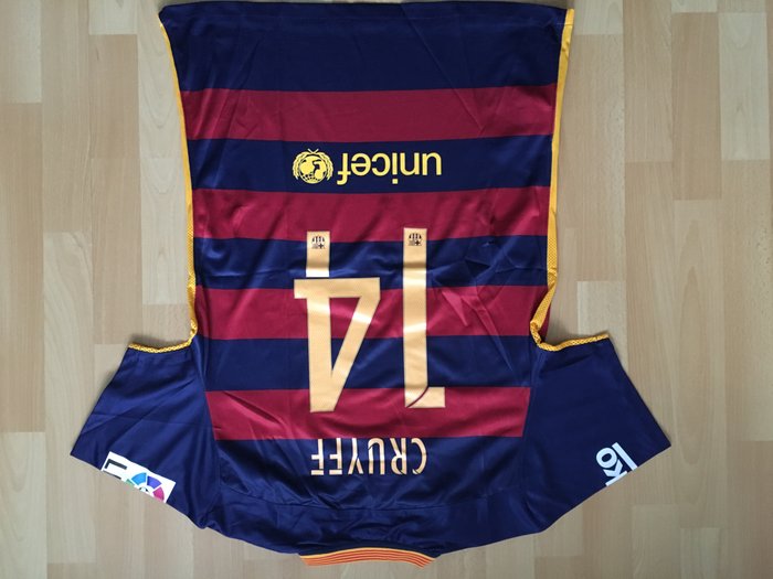 johan cruyff barcelona jersey