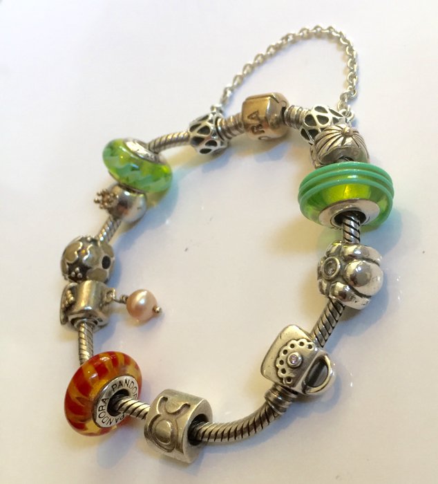 Pandora-Armband mit zehn Amuletten, Goldschließe und Sicherheitskette.