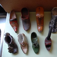 comprador Raramente Empuje Colección de 11 miniaturas antiguas de zapatos / zuecos - - Catawiki