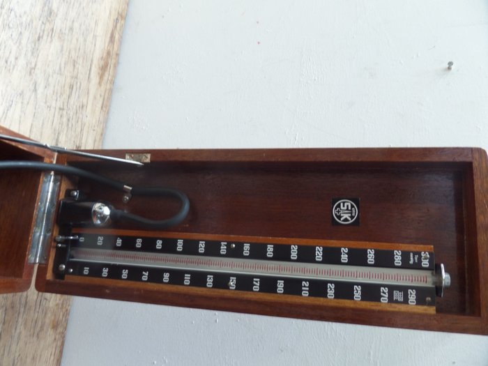 Antiguo esfigmomanómetro con columna de mercurio, en caja..