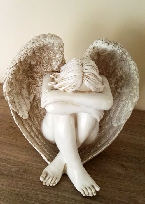 Grande scultura di un angelo piangente


