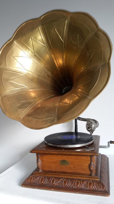 Pathé Gramophone, phonographe with 6 records

