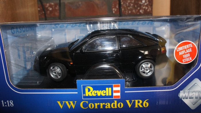 Revell - Scale 1/18 - Volkswagen Corrado VR6 - Black 

