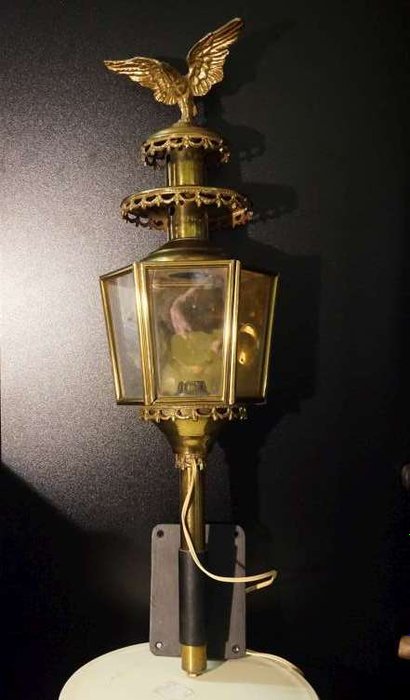 Latón/cobre - antigua lámpara de carruaje con águila en la parte superior