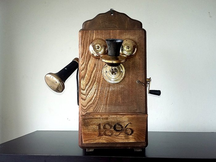 Seltsames 'unechtes Telefon'- 1896 Musikdose und eine versteckter Barschrank mit Flasche und Gläsern