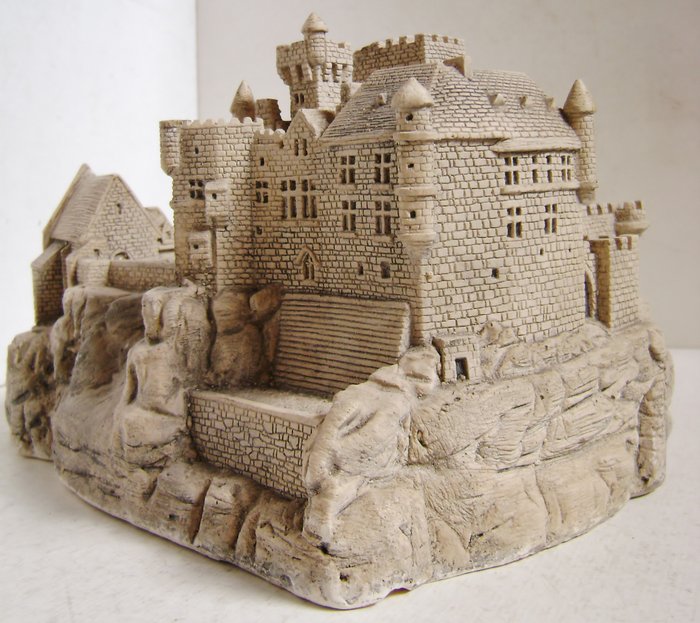 Scale model castle in reconstituted French stone - 1996