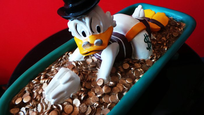 Disney - Figurine Scrooge McDuck swimming in a bathtub full of money - approx 1985