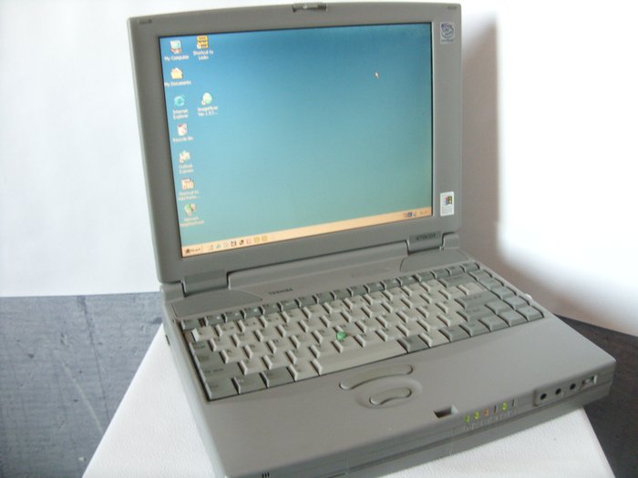 Portátil vintage Toshiba Satellite Pro 470CDT, con cargador - Pentium MMX, 32MB, 2GBHD, Windows 98SE

