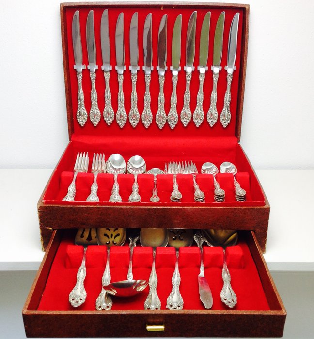 1881 Rogers Oneida Ltd. - 12 persons 68-piece cutlery in a case - silver plate model 'Victorian'

