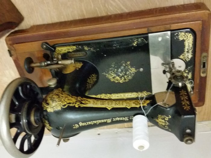 Máquina de coser manual bellamente decorada, Singer Manufacturing Company & Co