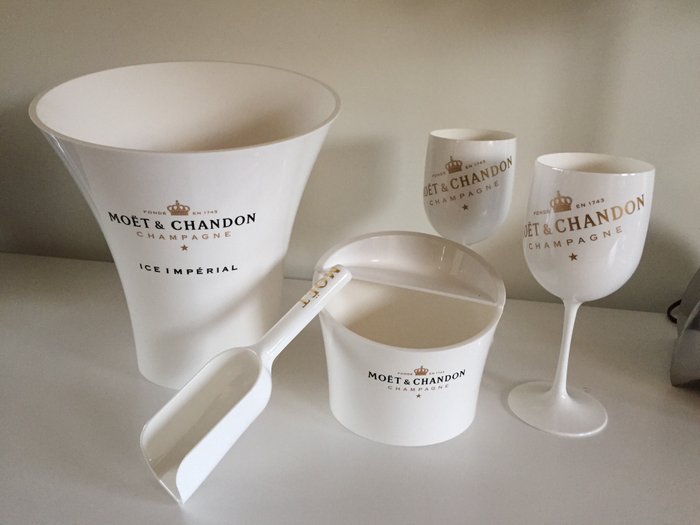 SET LOT OF 5 NEW  Moet Chandon Ice Imperial White Plastic Champagne Glasses 