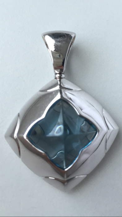 18 kt white gold pendant with topaz 