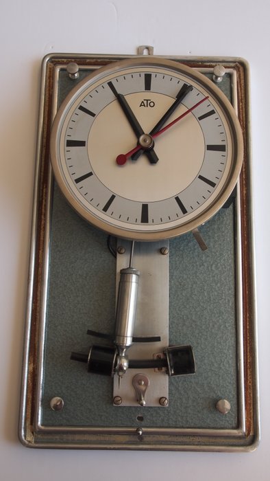 Relógio de parede ATO feito por  Léon HATOT da segunda metade do século XX 