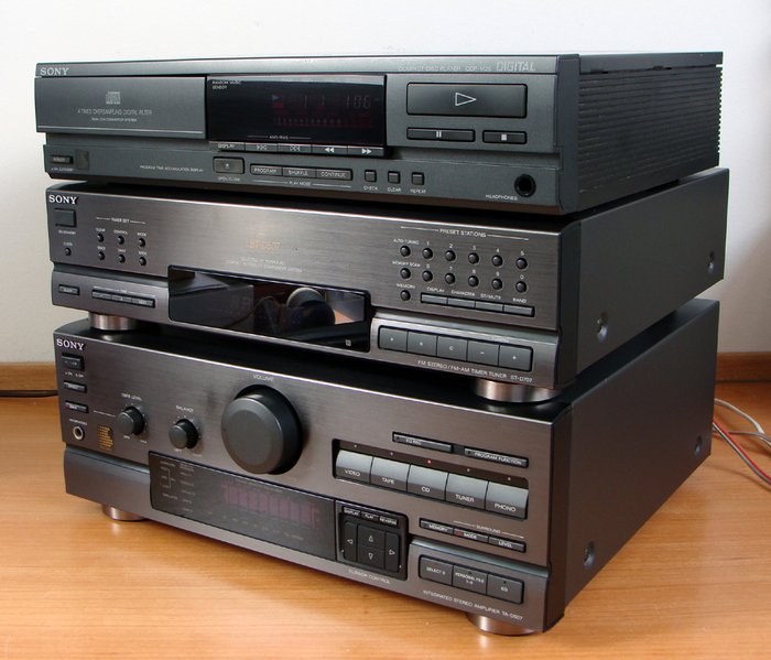 Sony Stereo-set TA-D507 amplifier, ST-D707 Tuner and CDP-M25 CD-player

