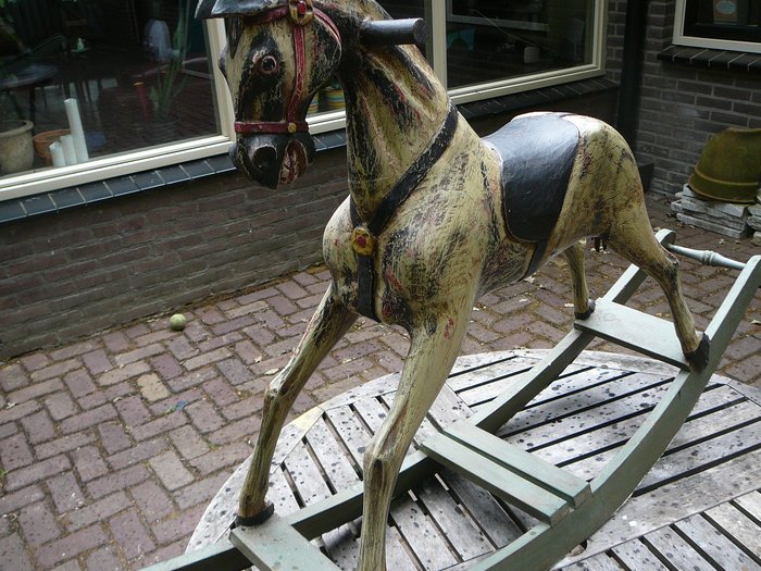 Antico cavallo a dondolo in legno - 1900 circa