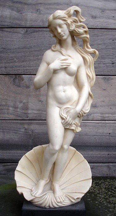A. Santini - Sculpture en marbre synthétique de la déesse romaine Venus