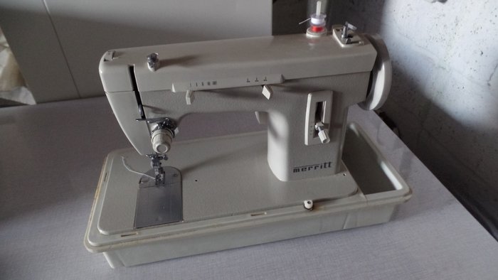 Electric sewing machine " Merritt" with light - early 20th century