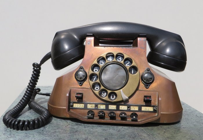 Ancien téléphone en cuivre avec cornet en bakélite, centrale domestique