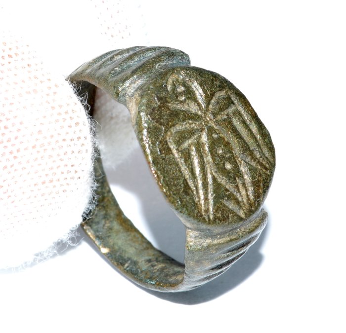 Ancient Roman bronze Legionary ring with Eagle engraved on bezel - 19 ...