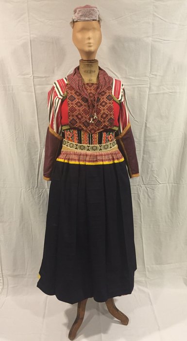 Marken: Traje de señora - traje completo de 13 piezas - Países Bajos - de principios del siglo XX

