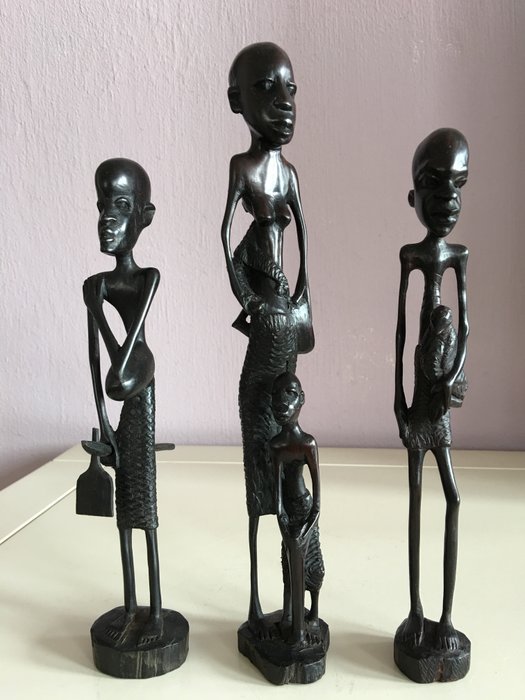 Afrikaans ebbenhouten beeldengroep van 3 figuren - Makonde -Tanzania