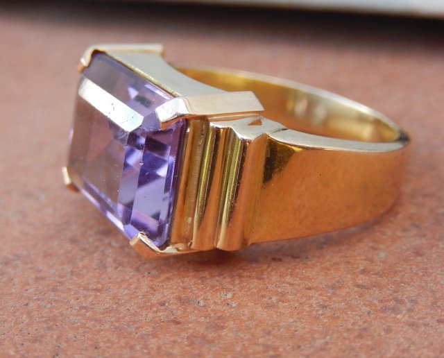 Heavy signet ring for men, yellow gold 18 kt and rectangular amethyst (more than 6 ct)