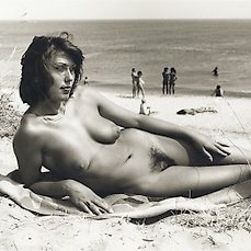 Nackt am strand frau