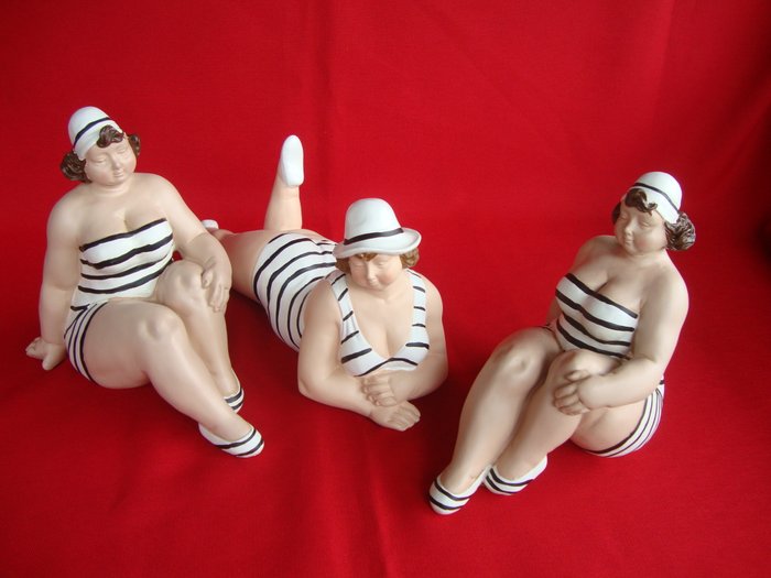 3 Sexy fat ladies in swimwear, lightly erotic.

