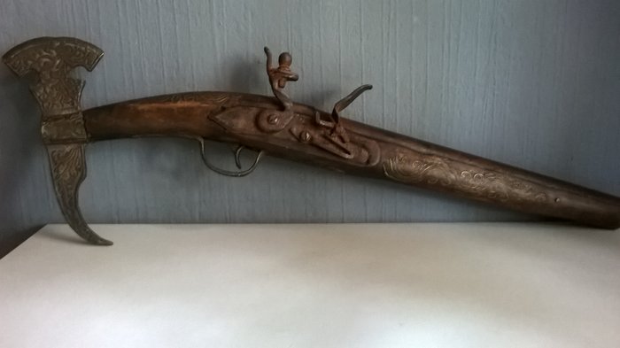 Pistola a pietra con ascia - antica riproduzione 