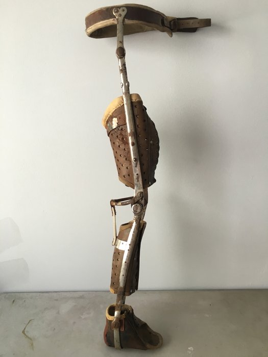 Antique, ancienne prothèse de jambe en cuir et acier . 