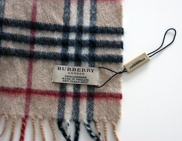 burberry scarf label