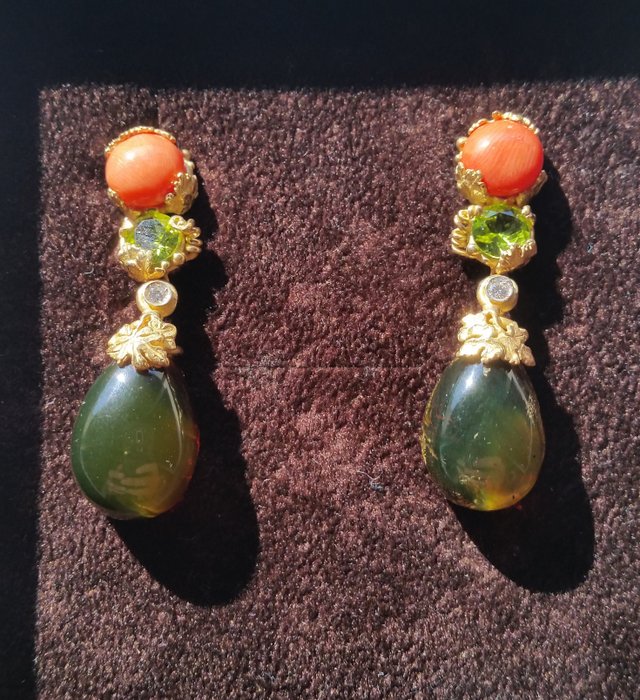 Massimo Izzo – 18 kt yellow gold earrings with Sciacca coral, diamonds, peridot, and Santo Domingo amber