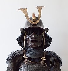 黑漆武士帽(斗笠)。装饰着灰色的源氏家族笹竜