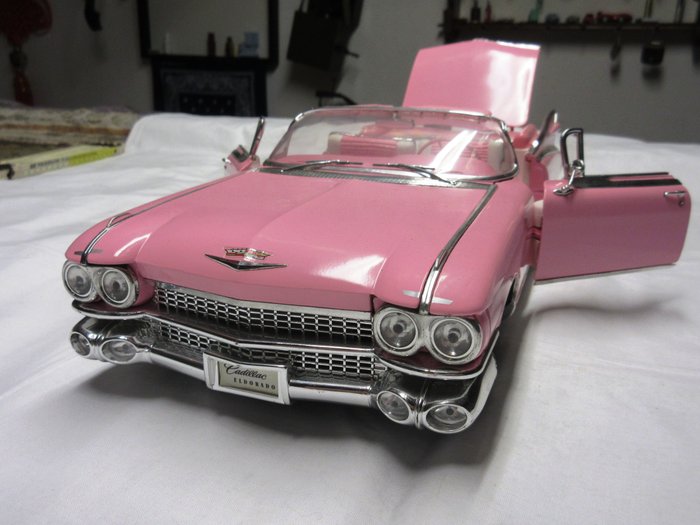Maisto - Scale 1:12 - 1959 Cadillac Eldorado Biarritz Cabriolet in Pink