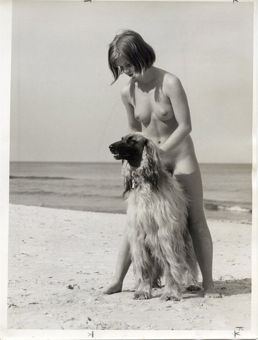Frauen nackt mit hund