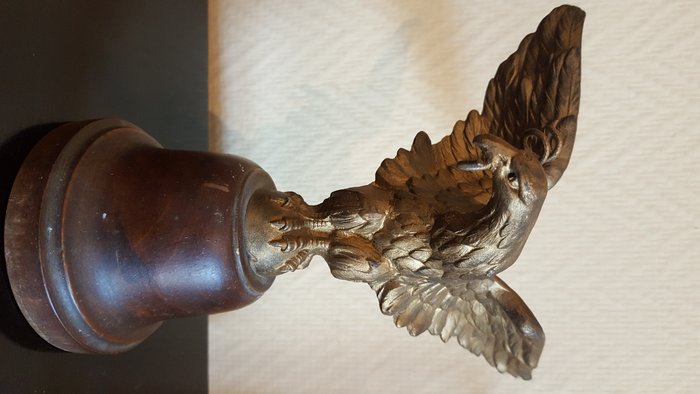 Porte montre gousset aigle impérial  napoléon III métal patine bronze  à decor d'aigle royal  sur un support en bois  - France   