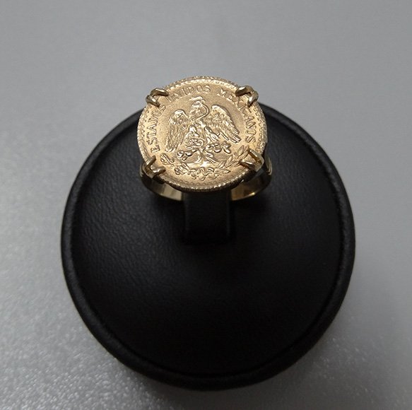 Złoty pierścionek zdobiony 2 1/2 meksykańskiego peso z 1945 r.