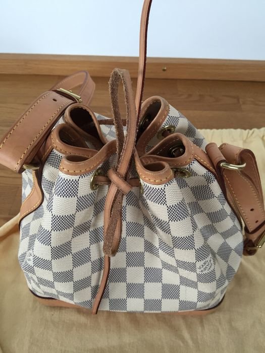 Louis Vuitton – sac seau Noé damier azur – sac à bandoulière avec pendentif - Catawiki