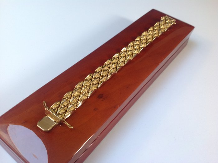 Gold 18 kt tooled bracelet 30.7 g – 50s/60s.
