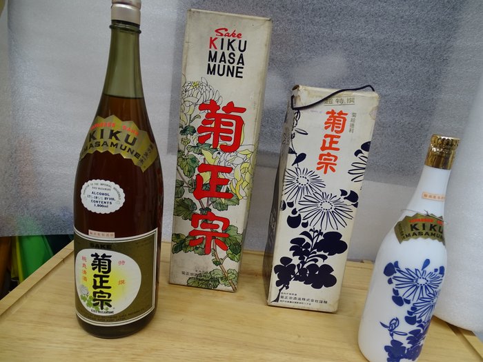 1 x Vintage Kiku-masamune Sake in White Milk Glass Cobalt Blue Floral Junmai 0,65 L & 1  MAGNUM Kiku-masamune Honjozo Sake 1,8 L