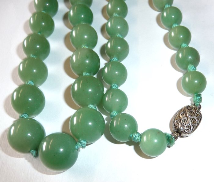 Antique jade chain from China, circa 1920 - 1930, Jadeite with filigree clasp made of silver.