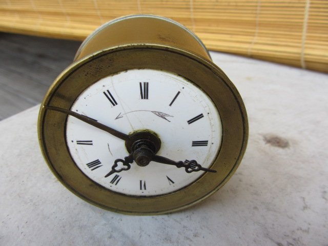 Small round brass travel alarm clock – “Breveté, Paris, VR” (patented) – 19th century – France