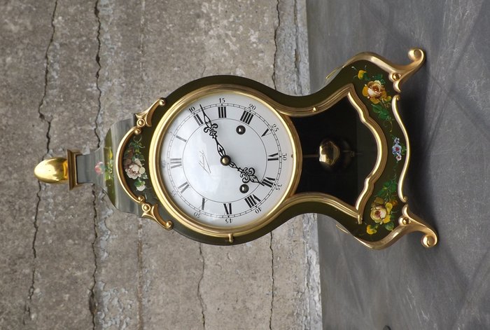 Neuchatel pendule klok, gesigneerd met "Schmid", eind 20e eeuw.
