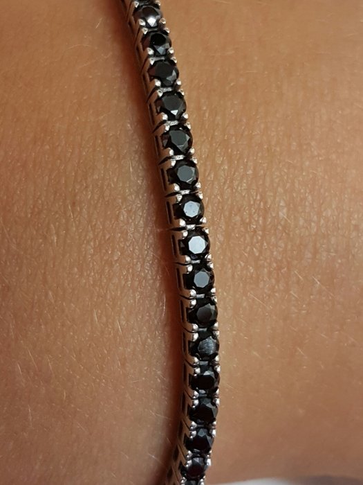 Tennis bracelet with black diamonds