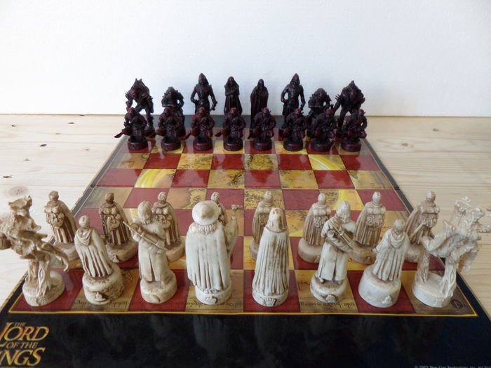 The Lord of the Rings - The Two Towers chess set