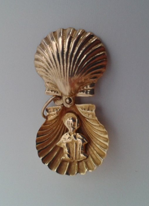 Gold pendant with Saint James's scallop shell 