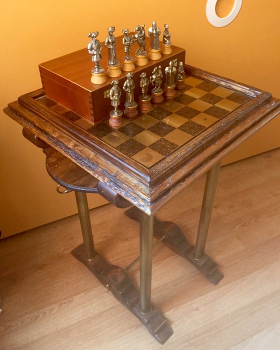 Italfama Renaissance chess set. Luxury table and pieces

