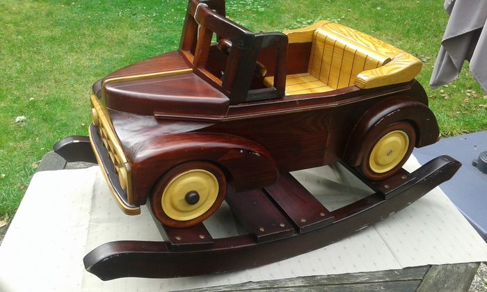 Drewniany samochód bujany wzorowany na brytyjskich klasycznych samochodach - 90 x 45 x 50 cm
